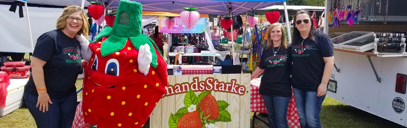 Bradford County Strawberry Festival in Starke , FL - food and drink stalls and crowds (photo 2 of 4)