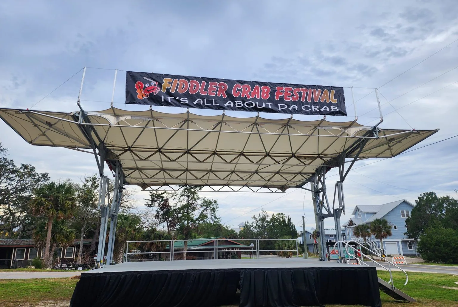 Fiddler Crab Festival in Steinhatchee , FL - food and drink stalls and crowds (photo 2 of 4)