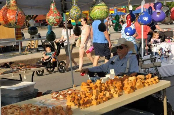 Parker County Peach Festival in Weatherford, TX - festival atmosphere (photo 1 of 4)