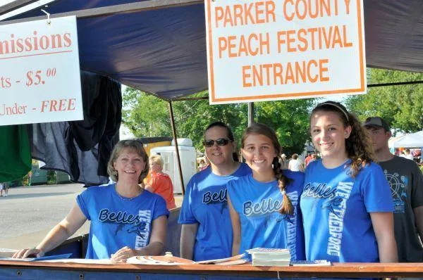 Parker County Peach Festival in Weatherford, TX - food and drink stalls and crowds (photo 2 of 4)