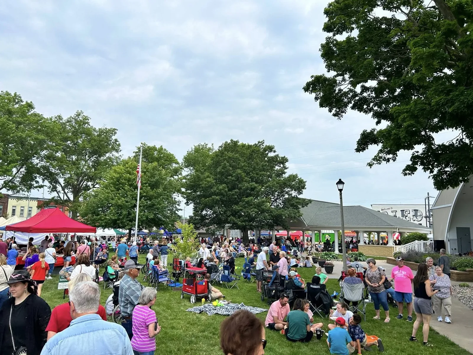 Rhubarb Fest in Aledo , IL - food and drink stalls and crowds (photo 2 of 4)