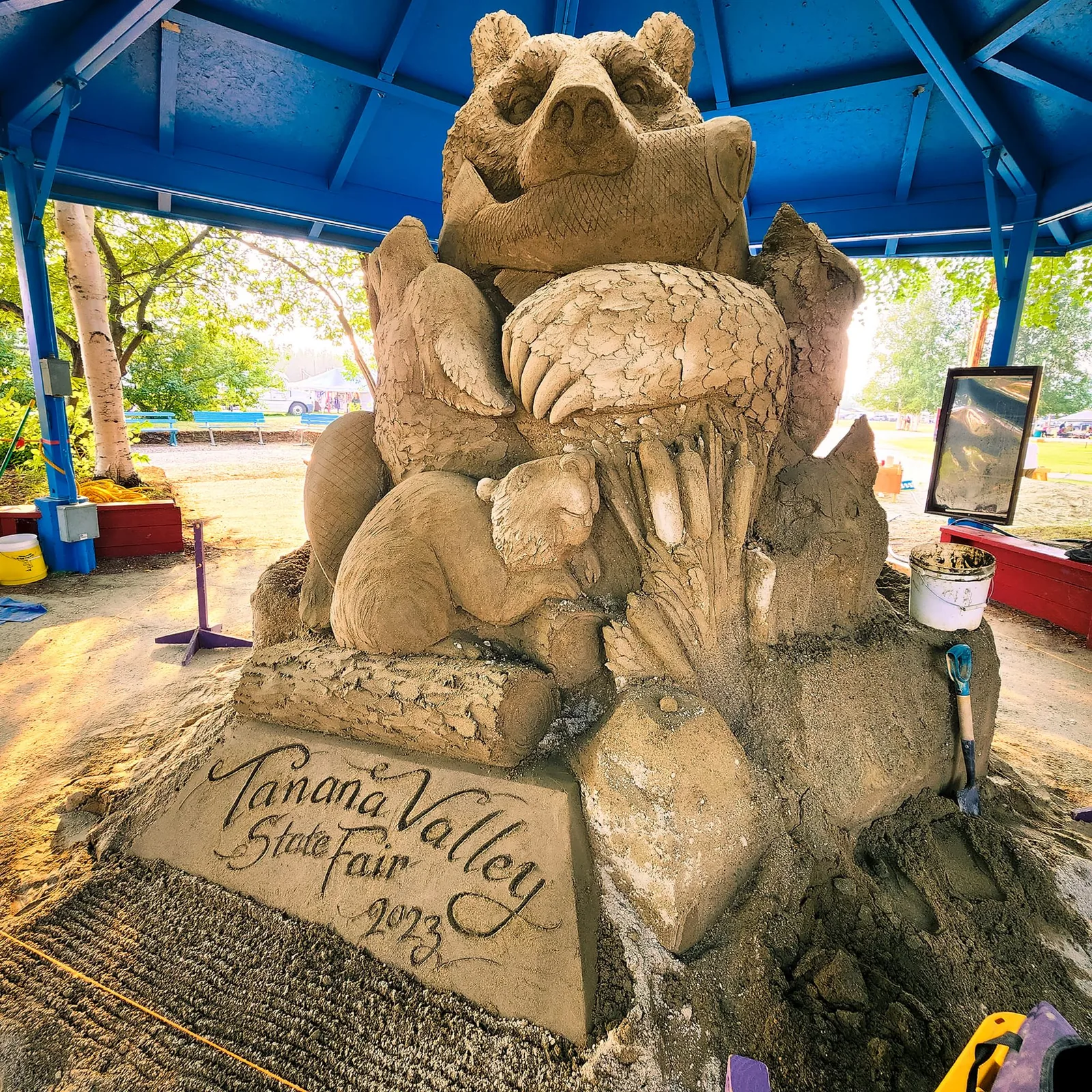 Tanana Valley State Fair in Fairbanks, AK - food and drink stalls and crowds (photo 2 of 4)