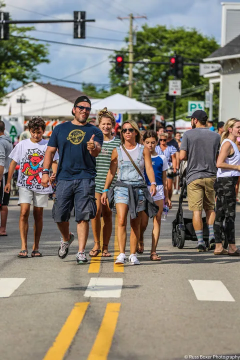 Taste of River North in Chicago , IL - food and drink stalls and crowds (photo 2 of 4)
