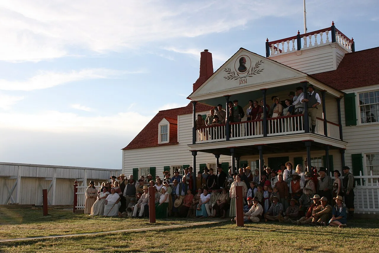 Fort Union Rendezvous in Williston, ND - costumed crowds and stalls (photo 6 of 6)