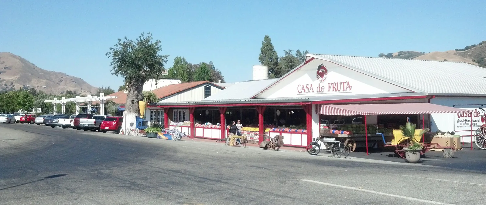 The Casa de Fruta roadside stand and its parking area on Pacheco Pass